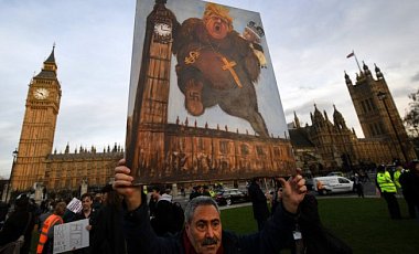 Британские законодатели продолжают спорить о визите Трампа на фоне протестов