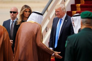 О чем говорит выбор первого зарубежного турне Трампа?
