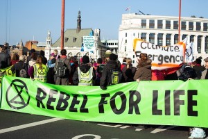 Активисты проводят протесты в Лондоне и других крупных городах страны, против изменений климата