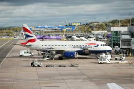 Протестующий по изменению климата взобрался на самолет British Airways в аэропорту Лондона