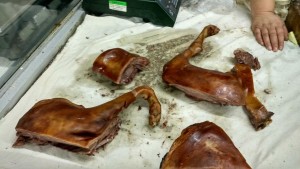 Ученые считают, что коронавирус возник на рынках мяса диких животных, и хотят, чтобы китайское правительство закрыло их