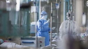 В некоторых частях США и Европы вводятся новые ограничения из-за COVID-19