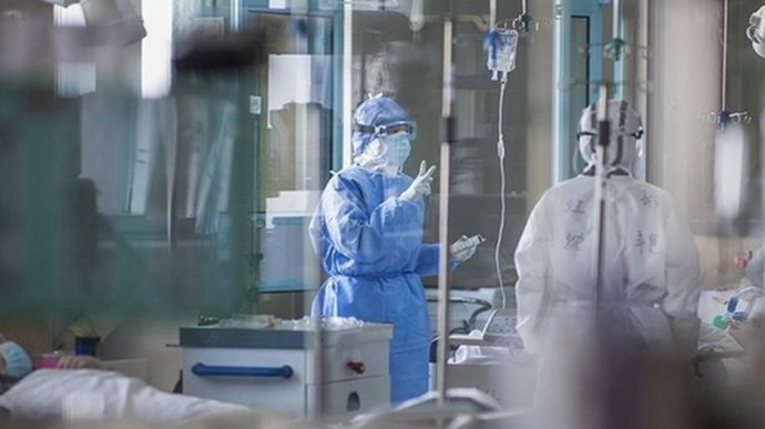 В некоторых частях США и Европы вводятся новые ограничения из-за COVID-19