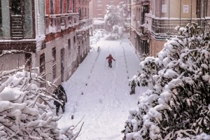Обильный снегопад в Испании унес жизни четырех человек и остановила страну